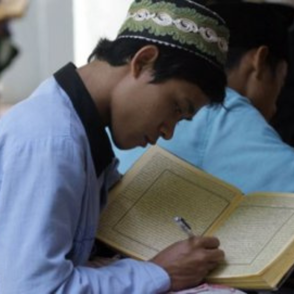 Pendidikan Karakter ala Pesantren NU: Studi atas Kurikulum dan Metode Pembelajaran RMI NU
